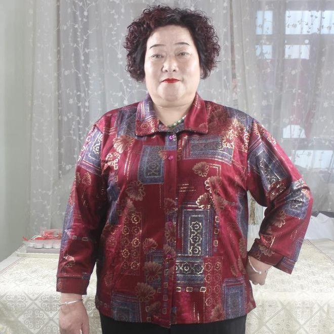 打扮：衣服不选艳色、少戴金饰更显年轻瓦力棋牌游戏这才是中老年女人该有的(图1)