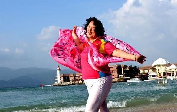 打扮：衣服不选艳色、少戴金饰更显年轻瓦力棋牌游戏这才是中老年女人该有的(图4)