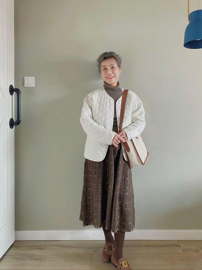 打扮：衣服不选艳色、少戴金饰更显年轻瓦力棋牌游戏这才是中老年女人该有的(图2)