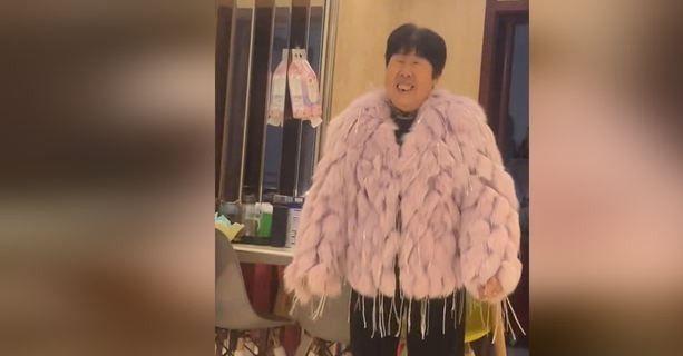打扮：衣服不选艳色、少戴金饰更显年轻瓦力棋牌游戏这才是中老年女人该有的(图10)