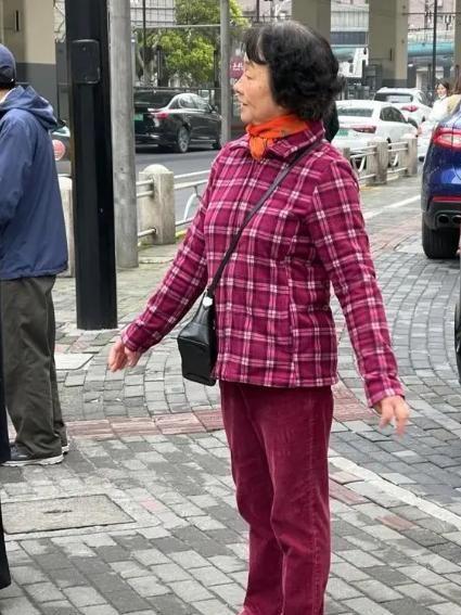 打扮：衣服不选艳色、少戴金饰更显年轻瓦力棋牌游戏这才是中老年女人该有的(图13)