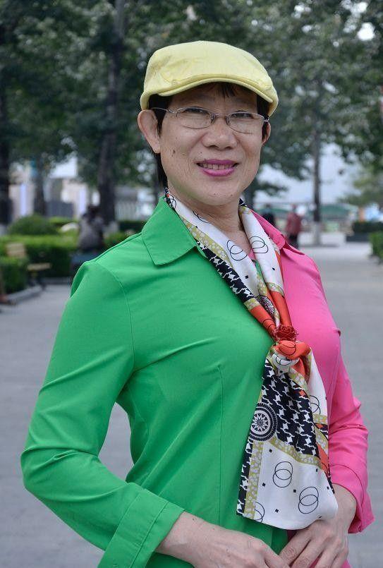打扮：衣服不选艳色、少戴金饰更显年轻瓦力棋牌游戏这才是中老年女人该有的(图12)