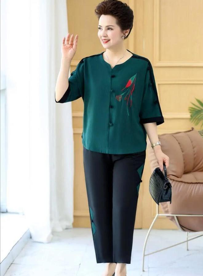 打扮：衣服不选艳色、少戴金饰更显年轻瓦力棋牌游戏这才是中老年女人该有的(图11)