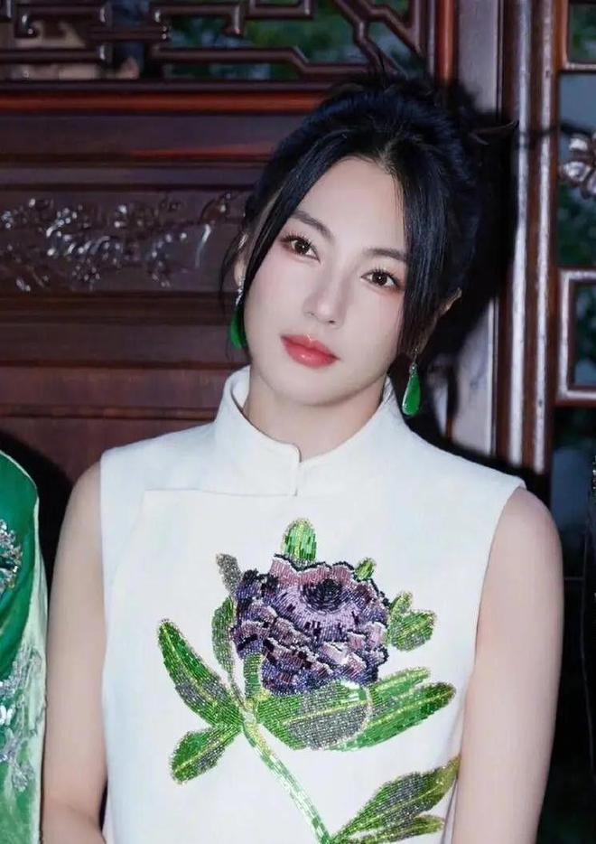 打扮：衣服不选艳色、少戴金饰更显年轻瓦力棋牌游戏这才是中老年女人该有的(图5)