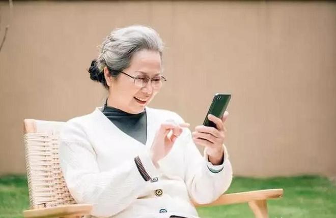打扮：衣服不选艳色、少戴金饰更显年轻瓦力棋牌游戏这才是中老年女人该有的(图21)