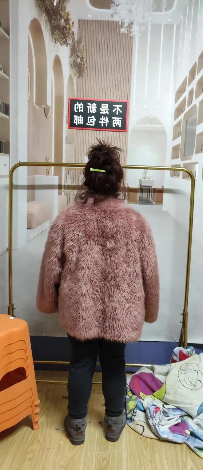 打扮：衣服不选艳色、少戴金饰更显年轻瓦力棋牌游戏这才是中老年女人该有的(图26)