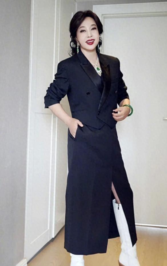打扮：衣服不选艳色、少戴金饰更显年轻瓦力棋牌游戏这才是中老年女人该有的(图28)