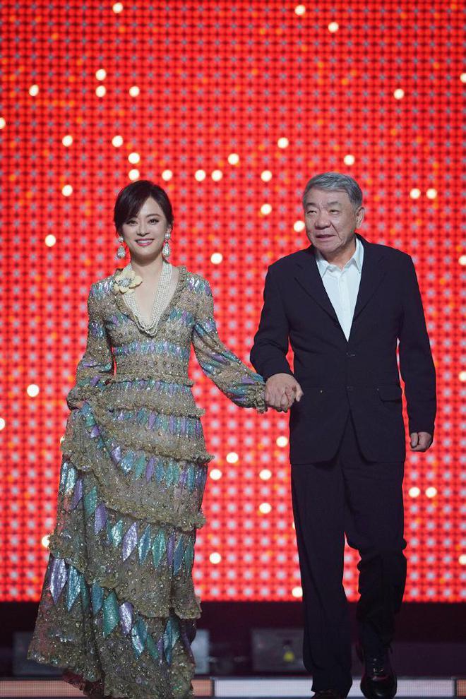 妆容配新发型显年轻状态逆生长超养眼瓦力棋牌42岁孙俪留长发太美了新(图10)