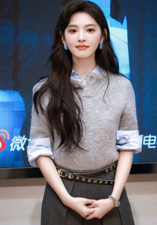 ”惊艳了!叠穿下的搭配减龄又时髦瓦力游戏被章若楠的“衬衫+针织衫(图2) ”惊艳了!叠穿下的搭配减龄又时髦瓦力游戏被章若楠的“衬衫+针织衫(图2)