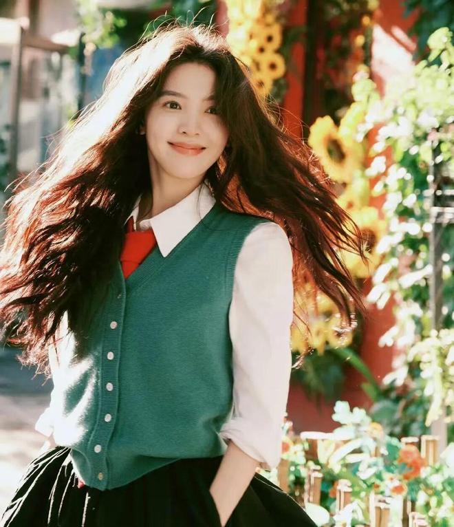 ”惊艳了！叠穿下的搭配减龄又时髦瓦力游戏被章若楠的“衬衫+针织衫(图7)