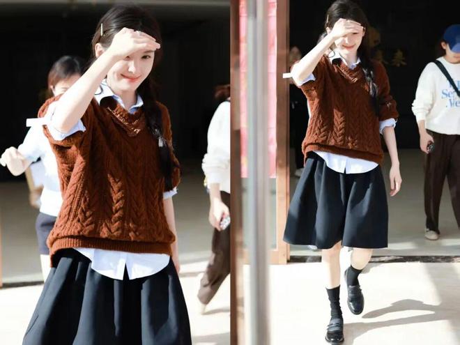 ”惊艳了!叠穿下的搭配减龄又时髦瓦力游戏被章若楠的“衬衫+针织衫(图6) ”惊艳了!叠穿下的搭配减龄又时髦瓦力游戏被章若楠的“衬衫+针织衫(图6)