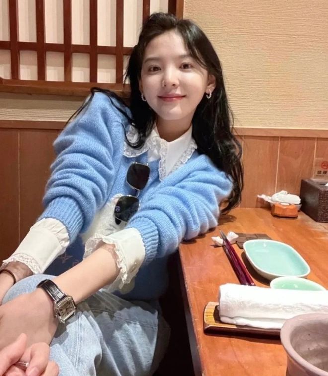 ”惊艳了!叠穿下的搭配减龄又时髦瓦力游戏被章若楠的“衬衫+针织衫(图10) ”惊艳了!叠穿下的搭配减龄又时髦瓦力游戏被章若楠的“衬衫+针织衫(图10)