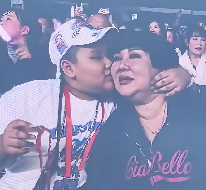 汾阳玩妈妈耳环还亲她表现得很黏妈妈瓦利棋牌王惠母子看演唱会10岁郭(图2) 汾阳玩妈妈耳环还亲她表现得很黏妈妈瓦利棋牌王惠母子看演唱会10岁郭(图2)
