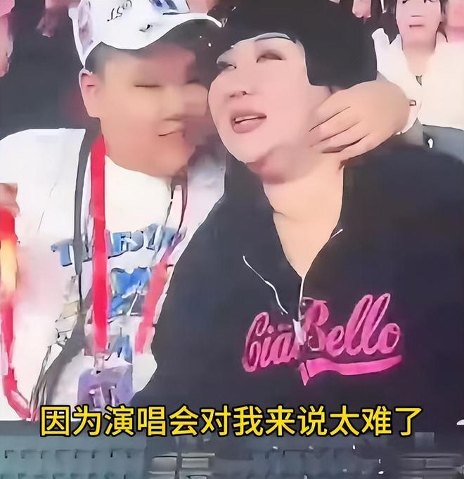 汾阳玩妈妈耳环还亲她表现得很黏妈妈瓦利棋牌王惠母子看演唱会1