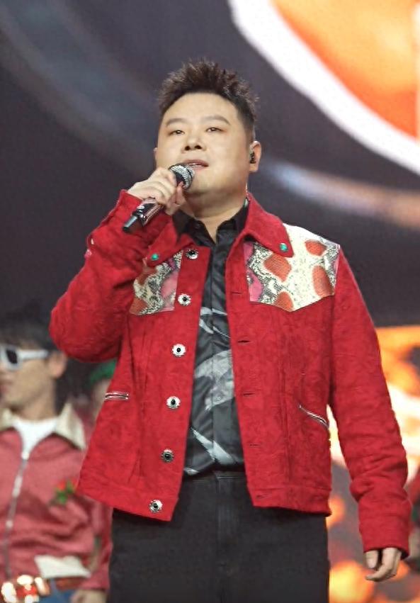 汾阳玩妈妈耳环还亲她表现得很黏妈妈瓦利棋牌王惠母子看演唱会10岁郭(图3)