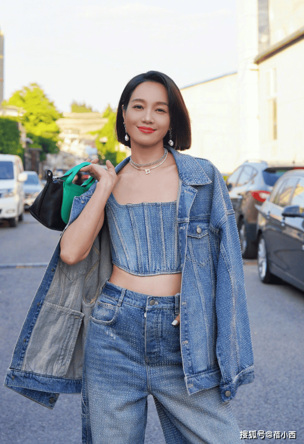 ：牛仔外套要一套穿平底鞋才更时髦瓦力棋牌