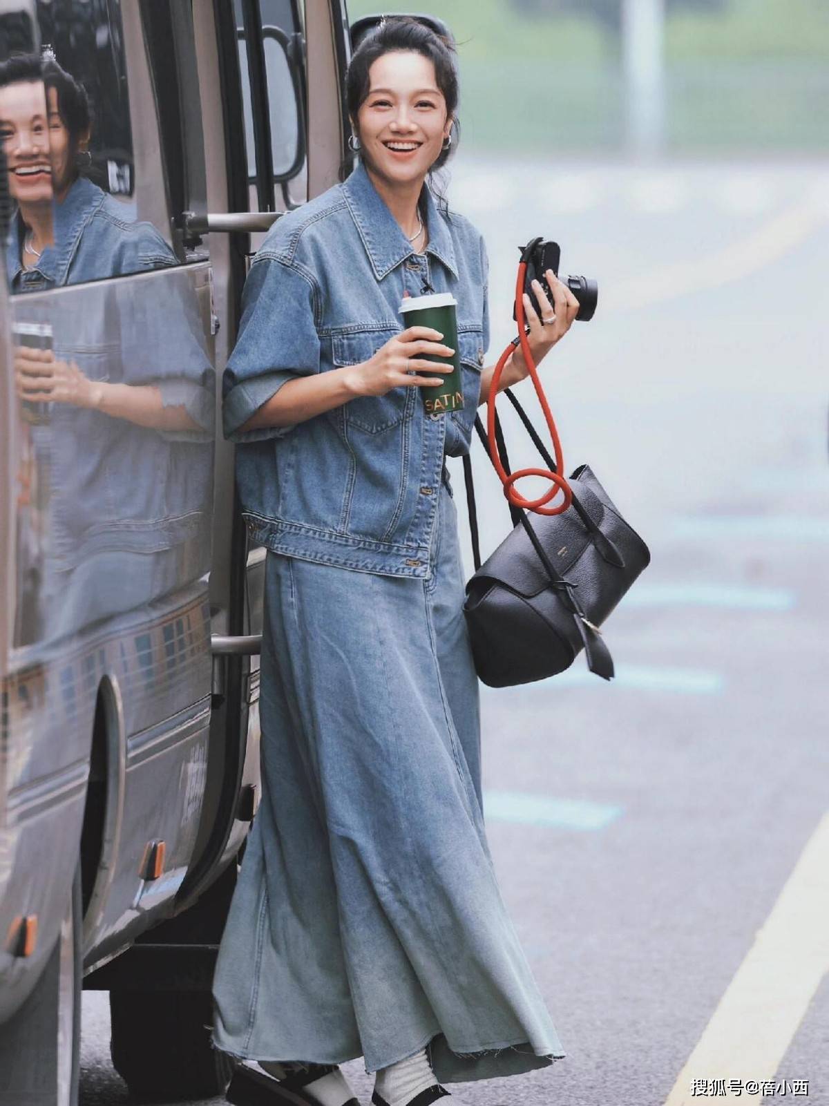 ：牛仔外套要一套穿平底鞋才更时髦瓦力棋牌游戏看了朱丹的穿搭我悟了(图3)