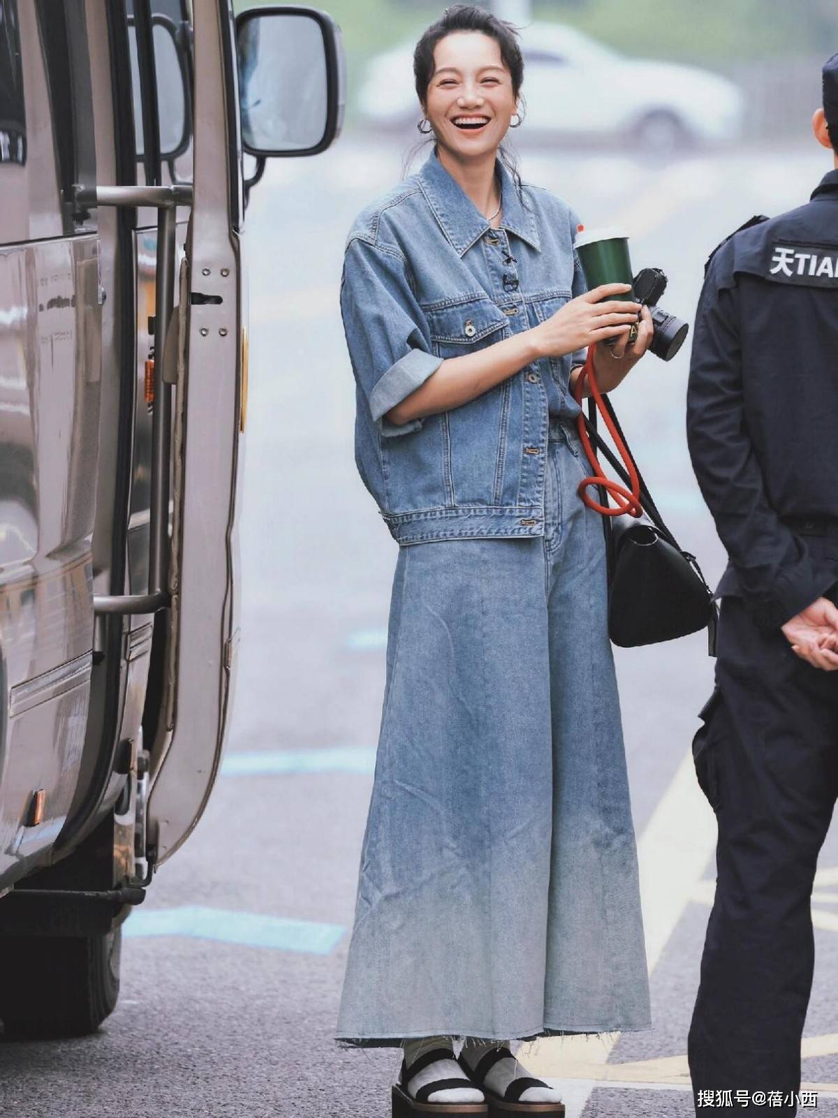 ：牛仔外套要一套穿平底鞋才更时髦瓦力棋牌游戏看了朱丹的穿搭我悟了(图2)