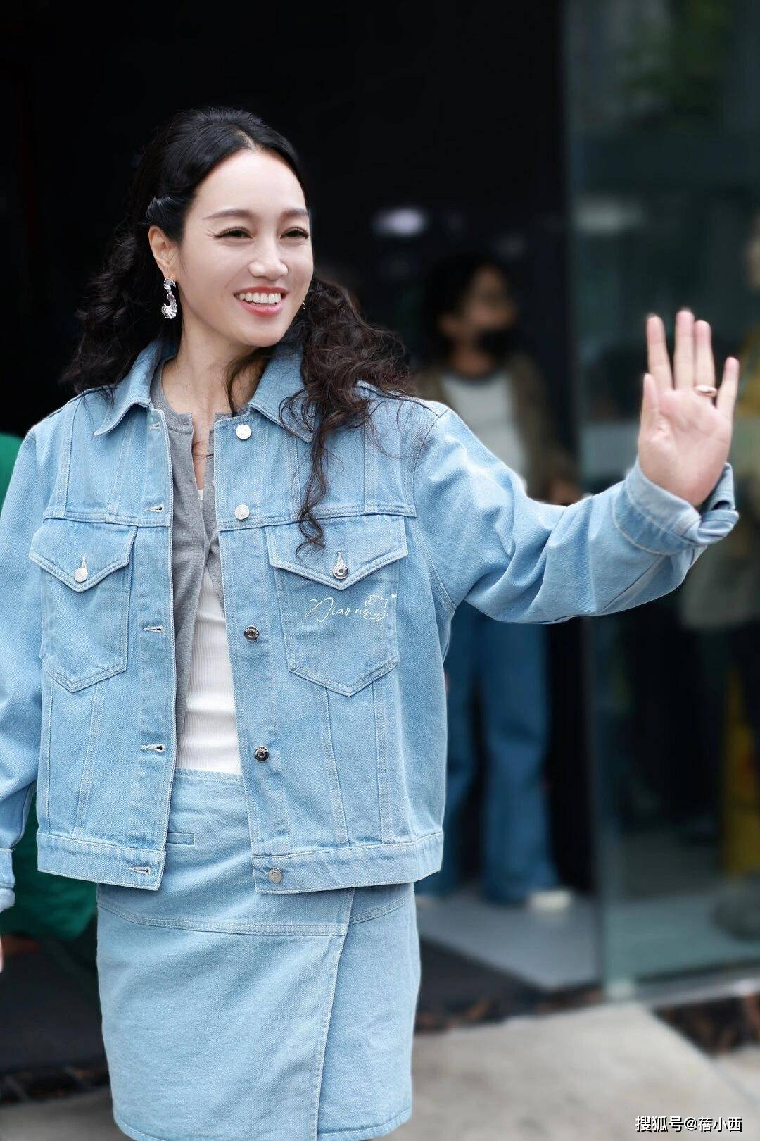 ：牛仔外套要一套穿平底鞋才更时髦瓦力棋牌游戏看了朱丹的穿搭我悟了(图5)