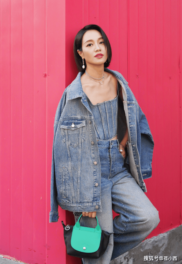 ：牛仔外套要一套穿平底鞋才更时髦瓦力棋牌游戏看了朱丹的穿搭我悟了(图6)
